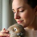 Portrait d’une cliente avec un lapin nain