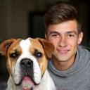 Portrait d’un jeune homme avec chien